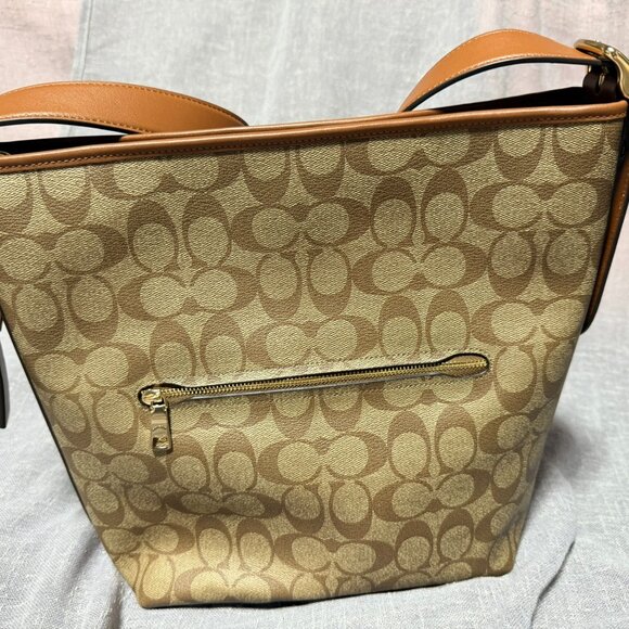 Coach Logo Print Crossbody with Colorful Stripes 🎨👜 - Picture 3 of 10